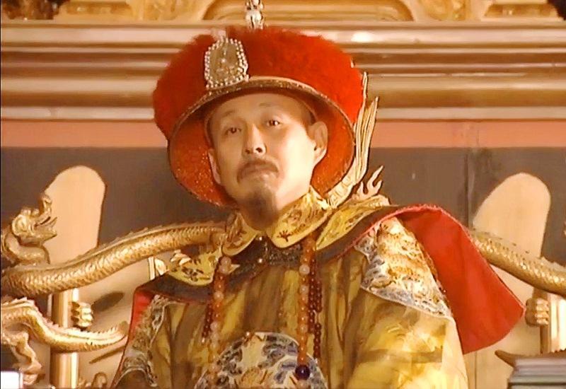 公元1710年，57岁的康熙当着大臣和宗室的面，走上戏台，跳起了蟒式舞，为他名义