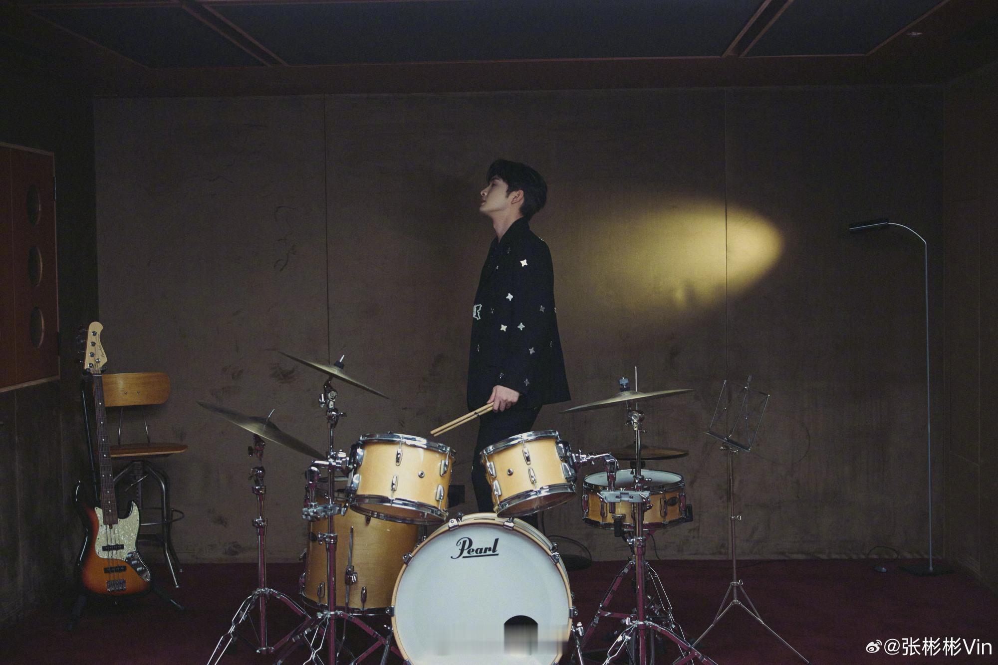 张彬彬一个人就是一个乐队 这场表演最动人的地方在于它的纯粹性。没有复杂编曲的遮掩