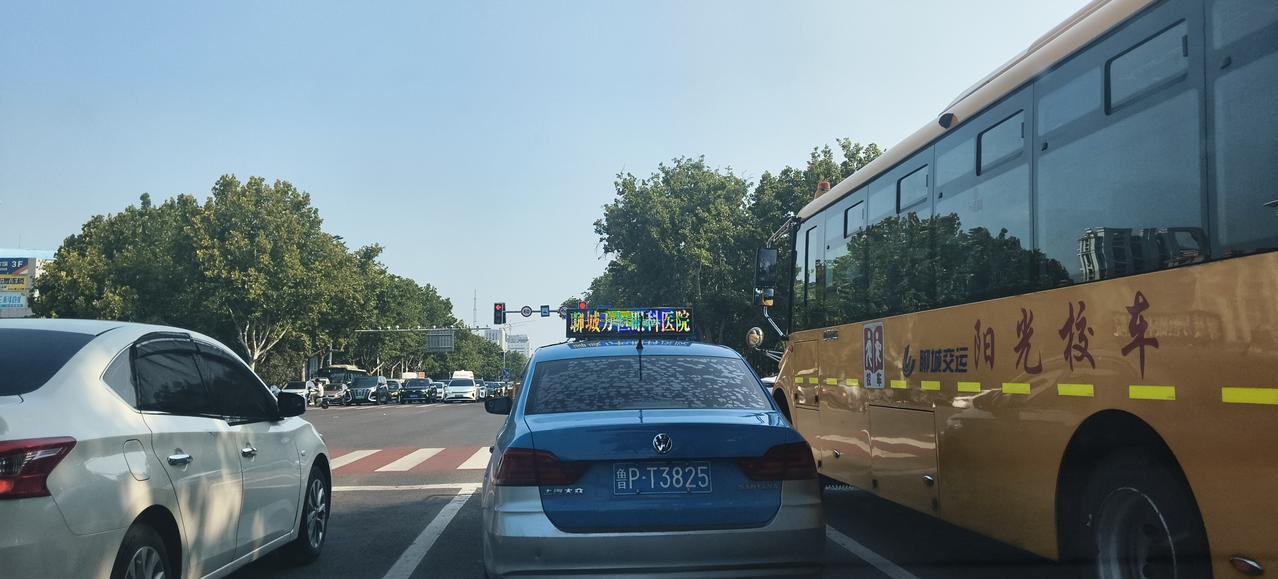 夏日生活打卡季还没到下班时间，发现路上车流量就那么多了!