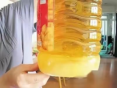 青岛这回又爆大雷了。几十亿营收的巨头，竟然敢把查出剧毒的毛油拉到境外溜达一圈，再
