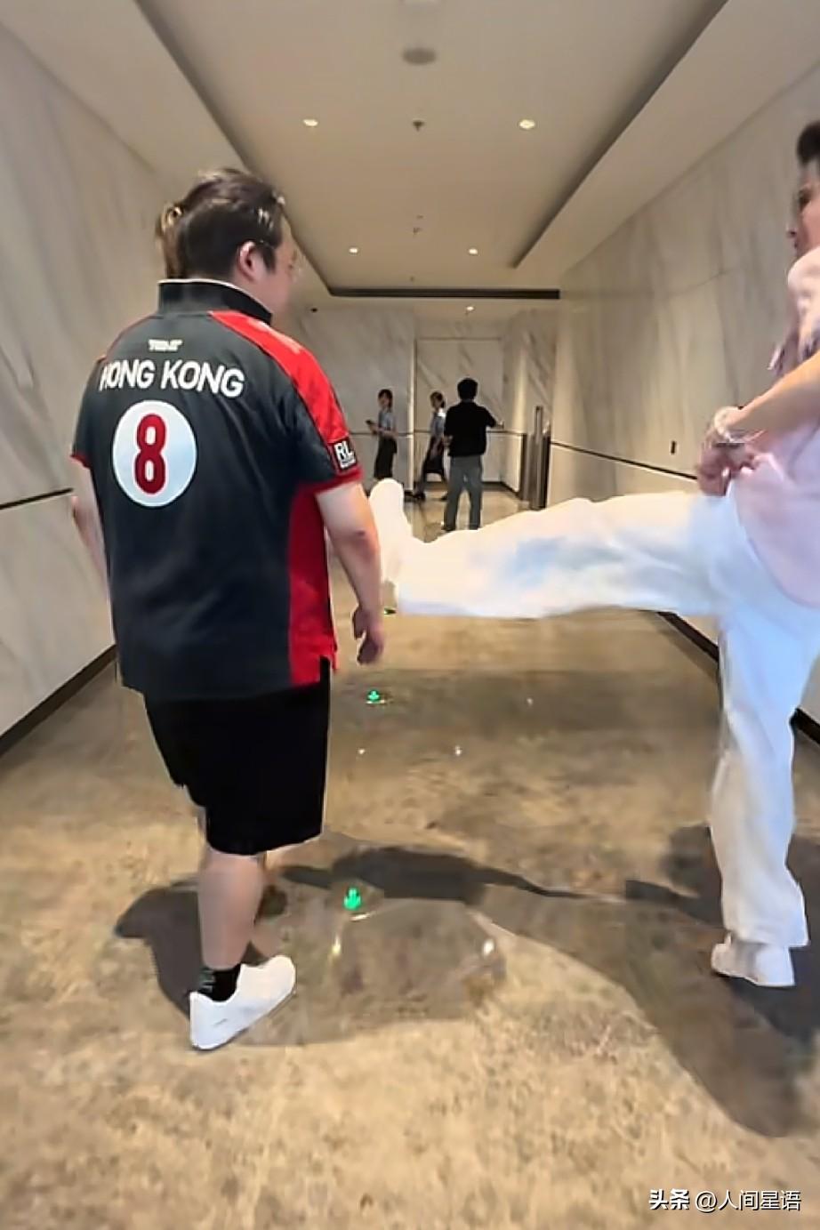 向佐第二次带着弟弟向佑一起露面，兄弟俩一出场就有戏，走着走着，向佐先是调皮踢了弟