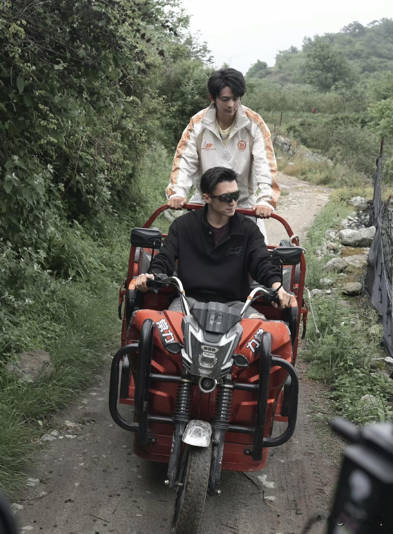 有时候我觉得谢霆锋很会耍帅，但不能不承认他是真的很帅很有型。你看看，他骑三蹦子都