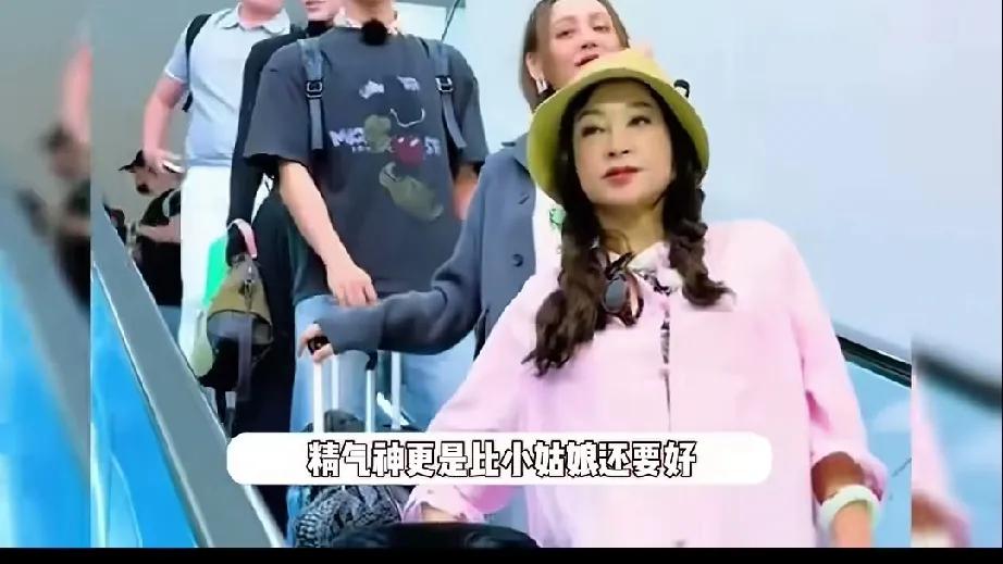 家人们，刘晓庆，一直被大家称为《不老女神》，还被大家称为《庆奶》今天又看到了她在