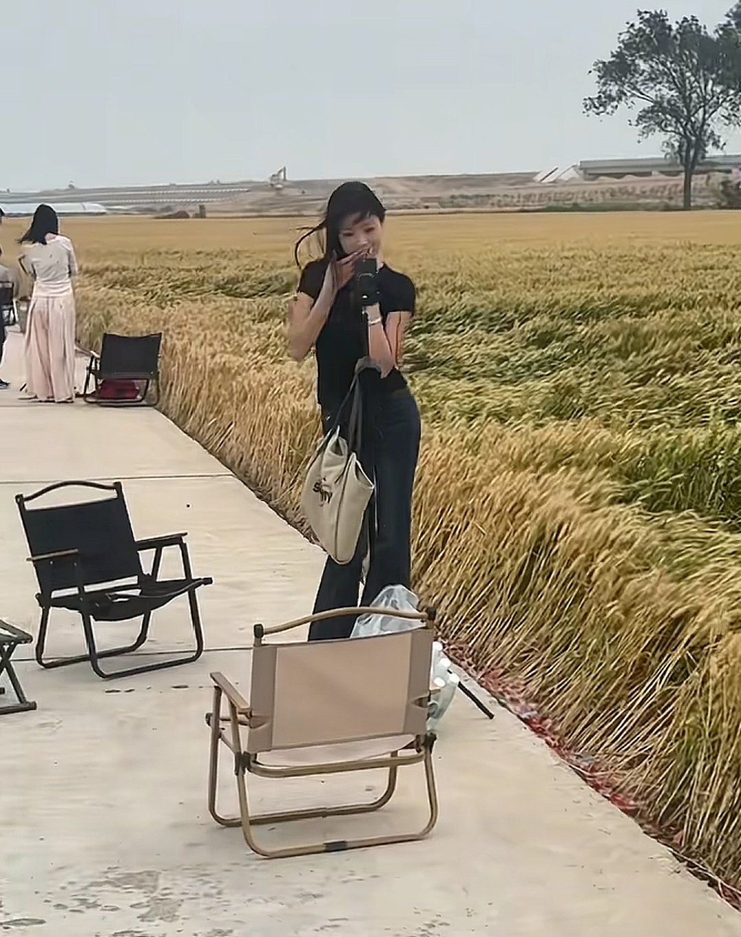 刷到一个同城的短视频，就在几十公里外，一条田间小路上，全都是毕业大学生在直播。以