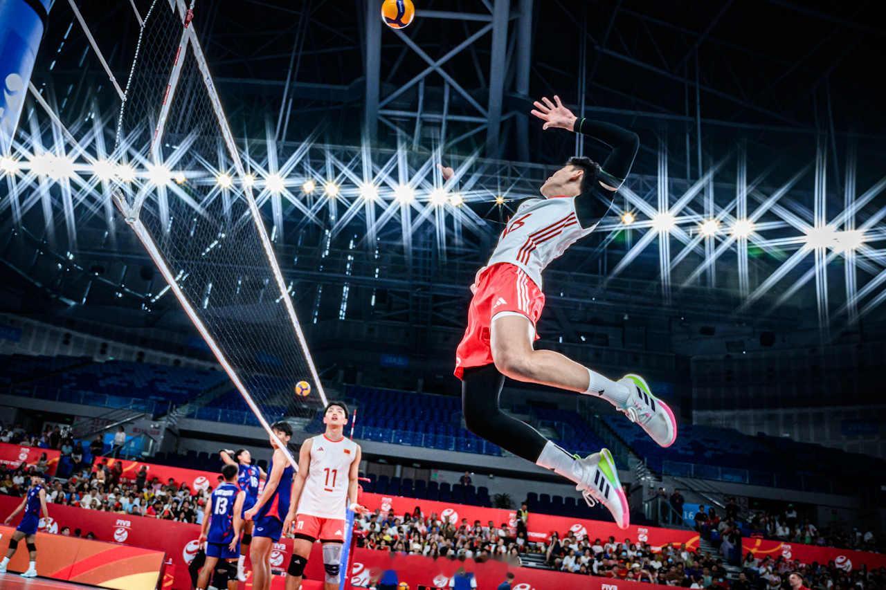 【2025U21男排世锦赛 中国队3比0泰国提前晋级16强】北京时间23日傍晚，