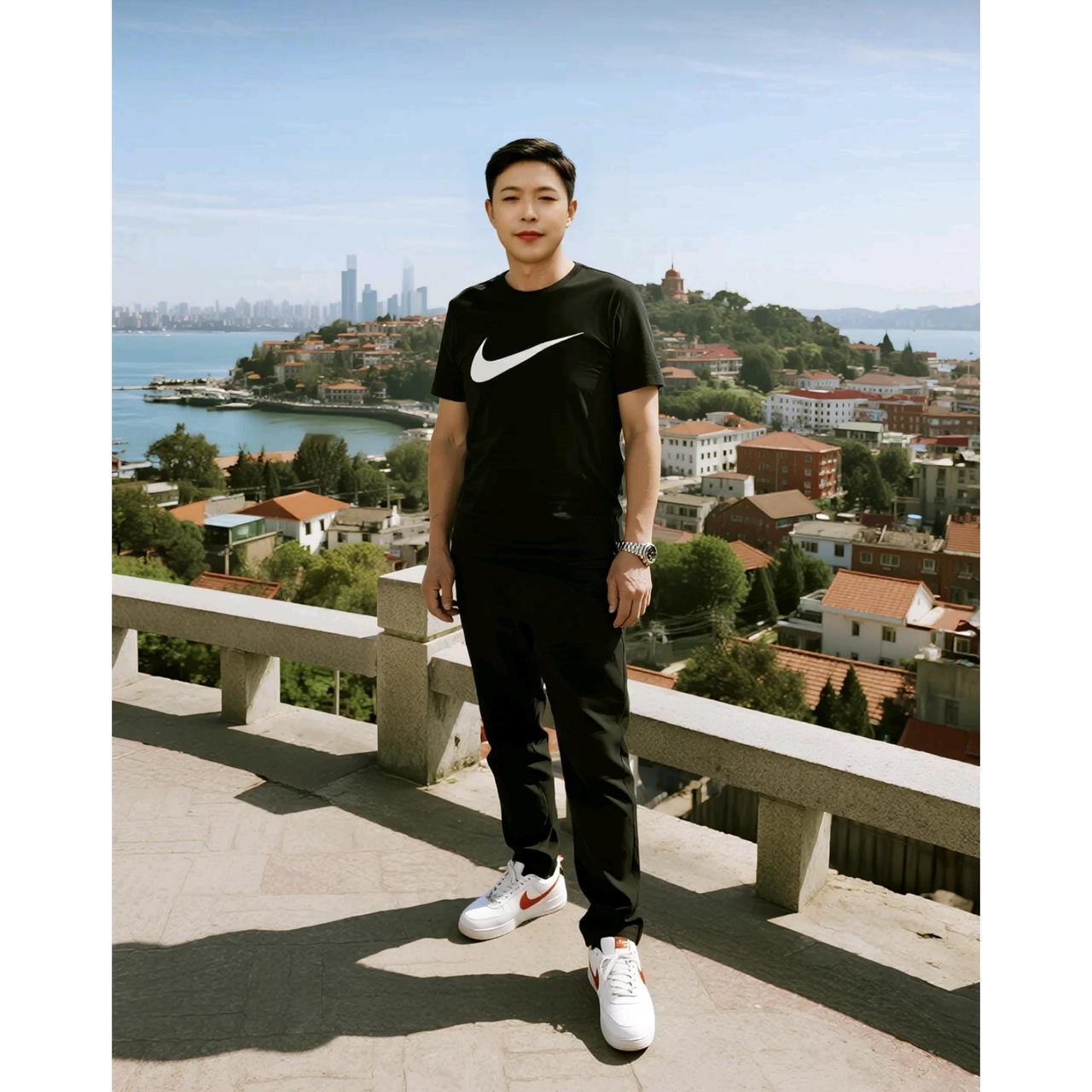 卧底任务结束，
他消失六年终于踏进门。
推开家门的瞬间，妻子低头盛饭，
脚尖却在