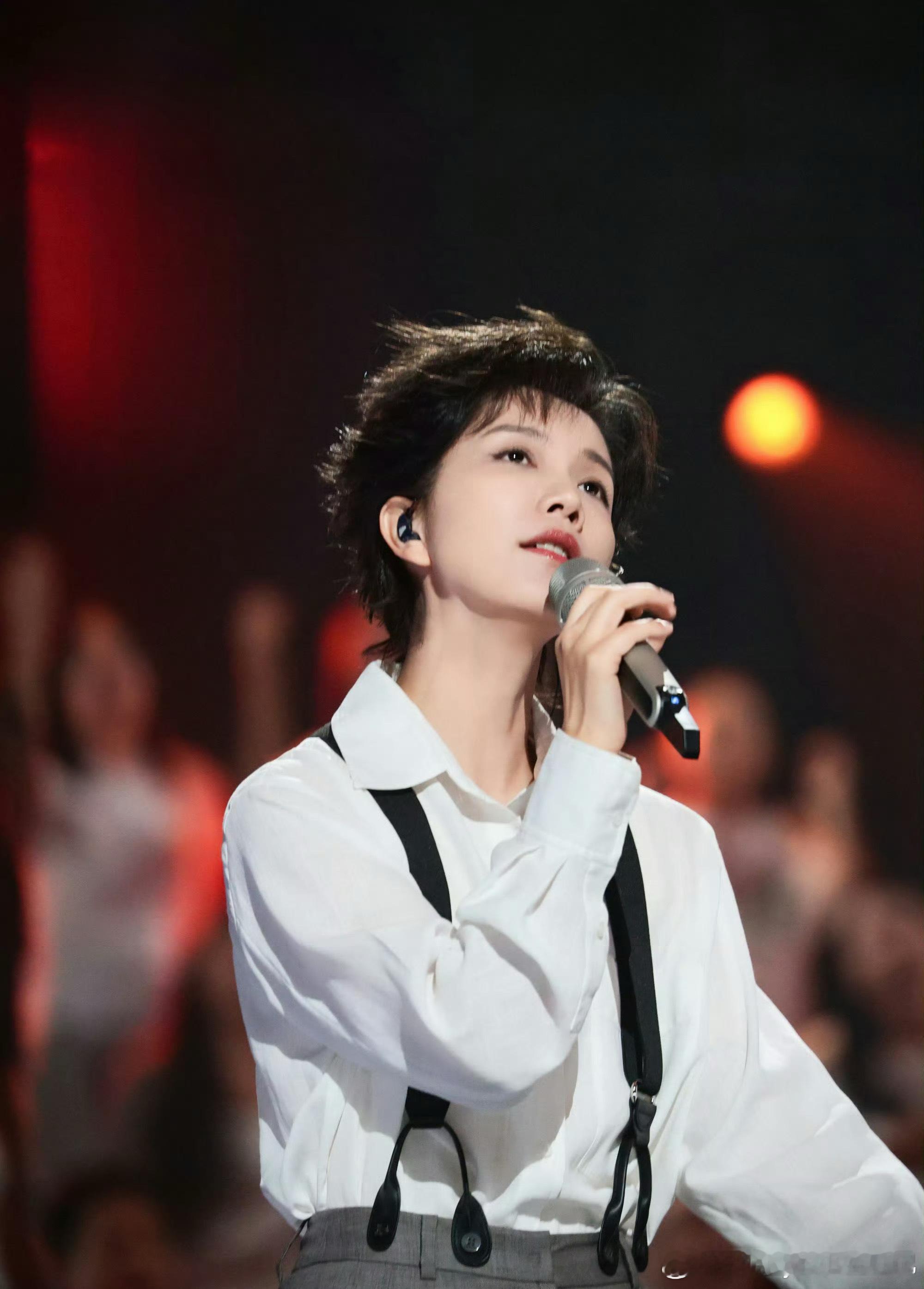#李霄云她真漂亮诉说感# 李霄云在#时光音乐会# 倾情演唱《她真漂亮》，诉说感满