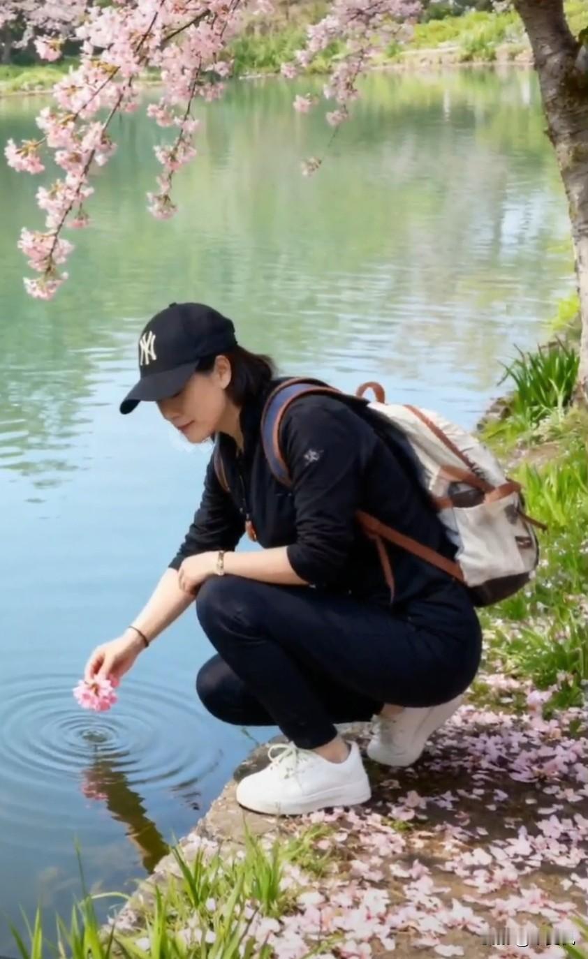 从劳动节至现在，天一直在下雨，花儿被淋落了一地，踩上去软绵绵的。虽有些不忍，无奈