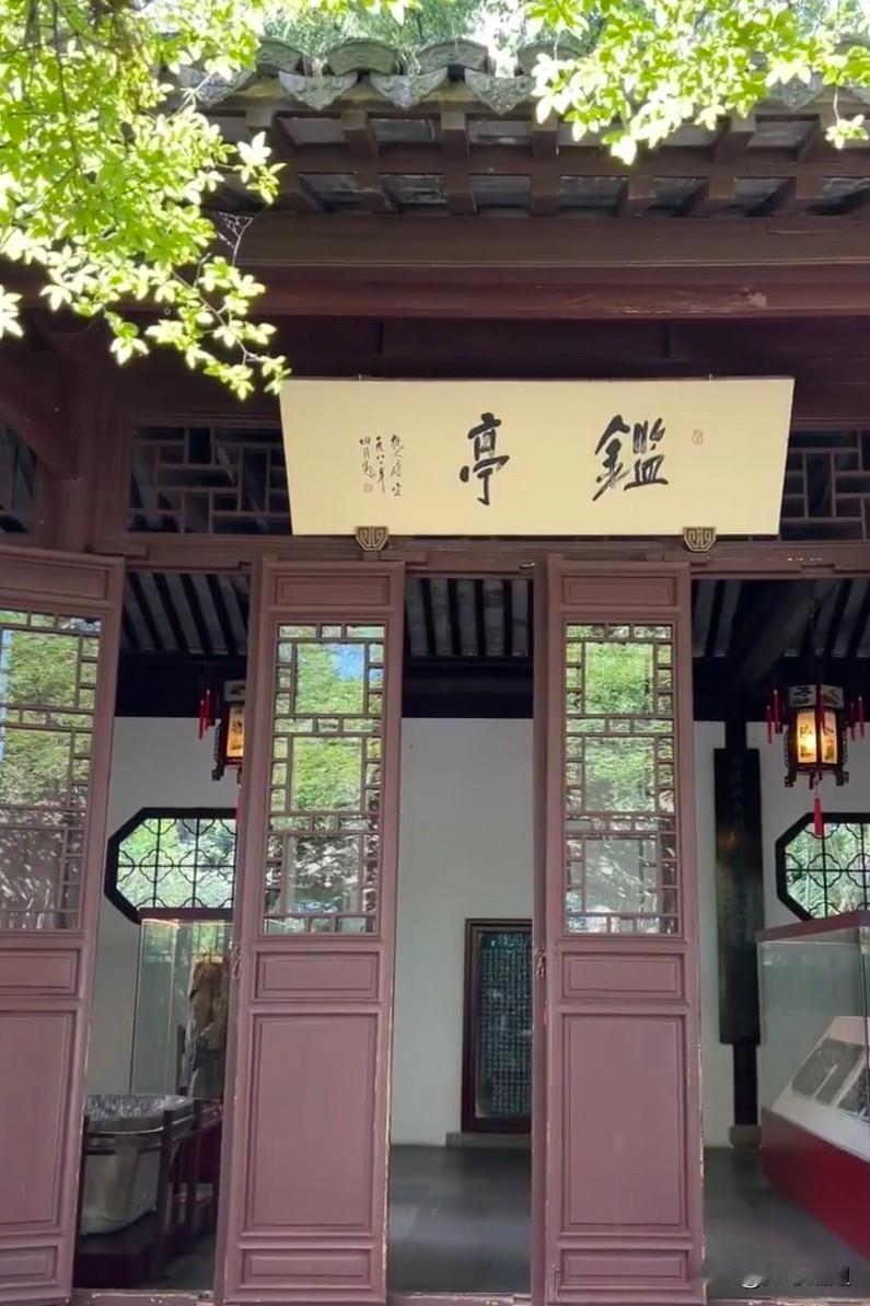 烟雨楼泛轻舟，如墨如画如水流。天清难等清风难留，江南秀醉九州。花开花落花满楼。