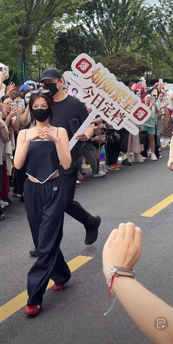 此女真的每次宣传剧都超级有自己的style 