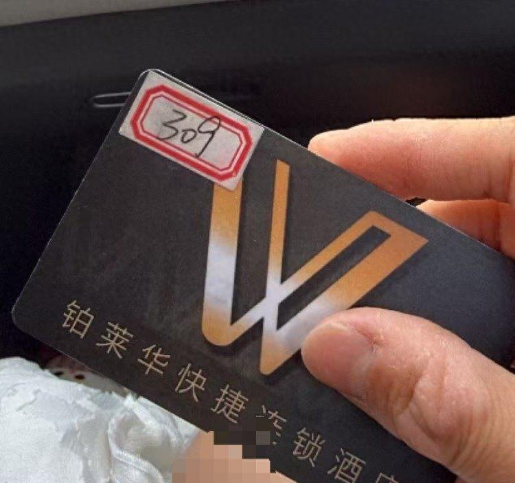 从报道内容来看，主要是消杀人员弄错了房间号，以为309是没客人入住的308，这才