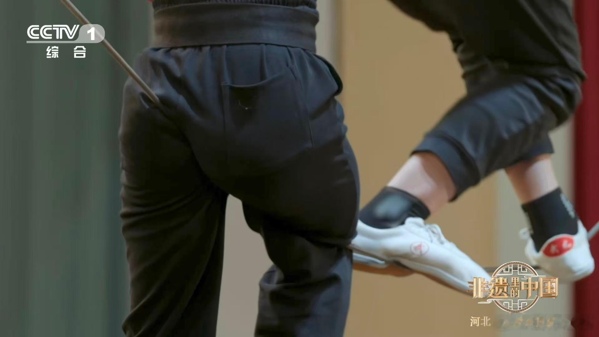 吴桥杂技成了科幻片 吴桥杂技这高空走钢丝太离谱了！8 毫米软钢丝上不仅能站稳，还