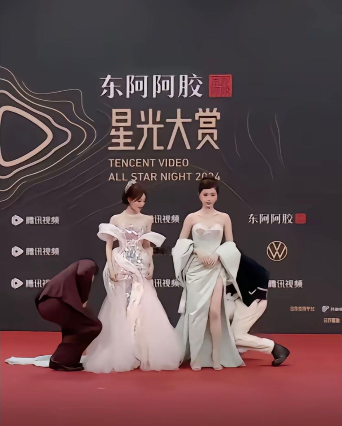 两位真“付出型”两位摆裙子的时候还不忘插兜 真是的🙂↕️（扶额苦笑）虞书欣｜祝