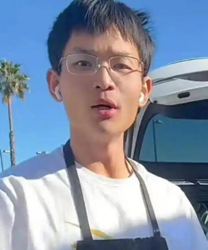 有个四川小伙叫小唐，初中毕业，在深圳打螺丝打到怀疑人生。后来揣着三千美元跑到洛杉