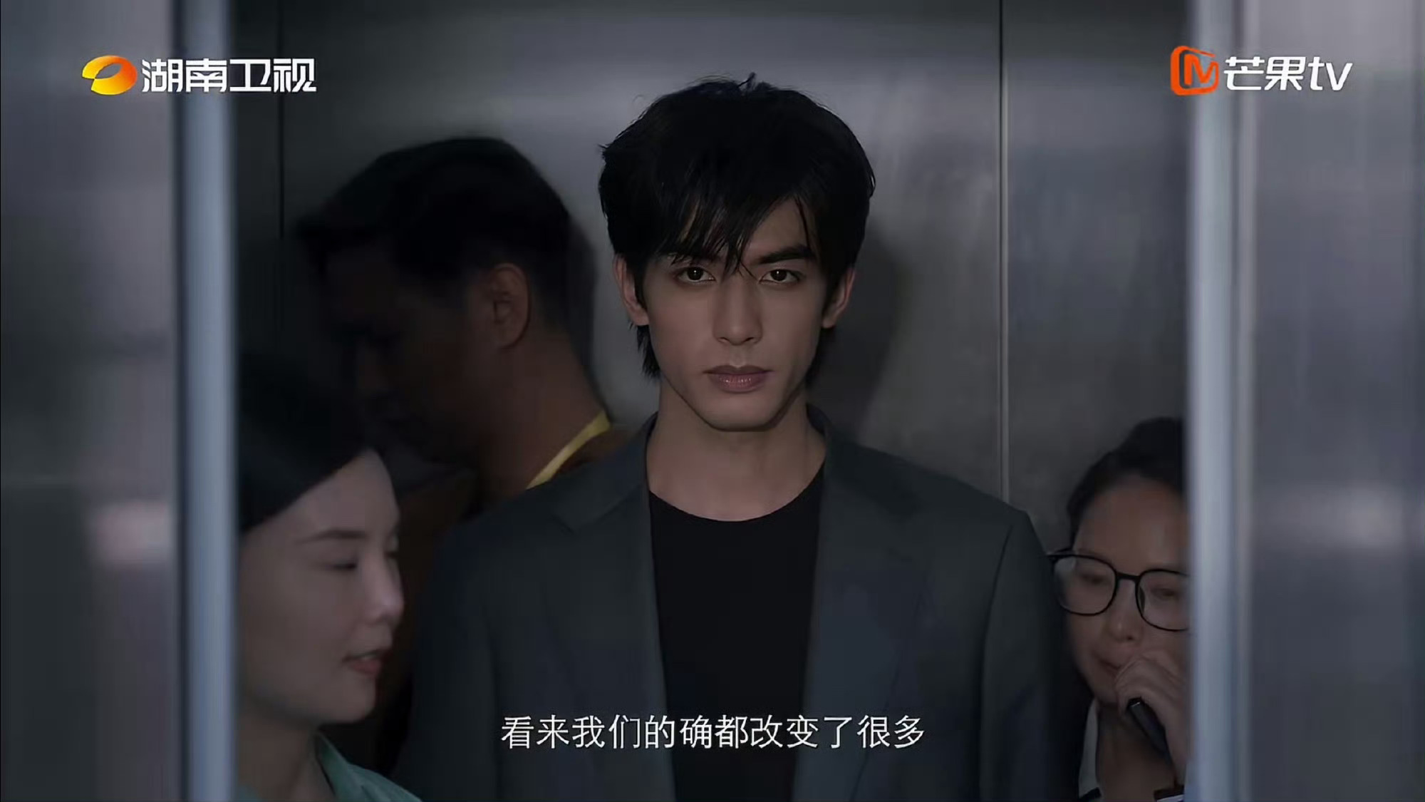 正片和工作室花絮的滤镜差距这么大现在打回去重改还来得及吗（以及谁给龙龙做的发型，