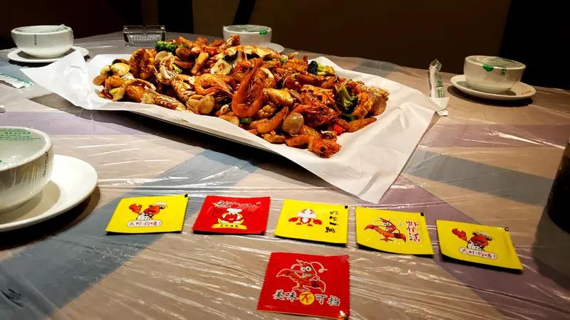 上海老人提前凑局吃年夜饭：9人19道菜花899元，满桌都是老友热乎情
10月17