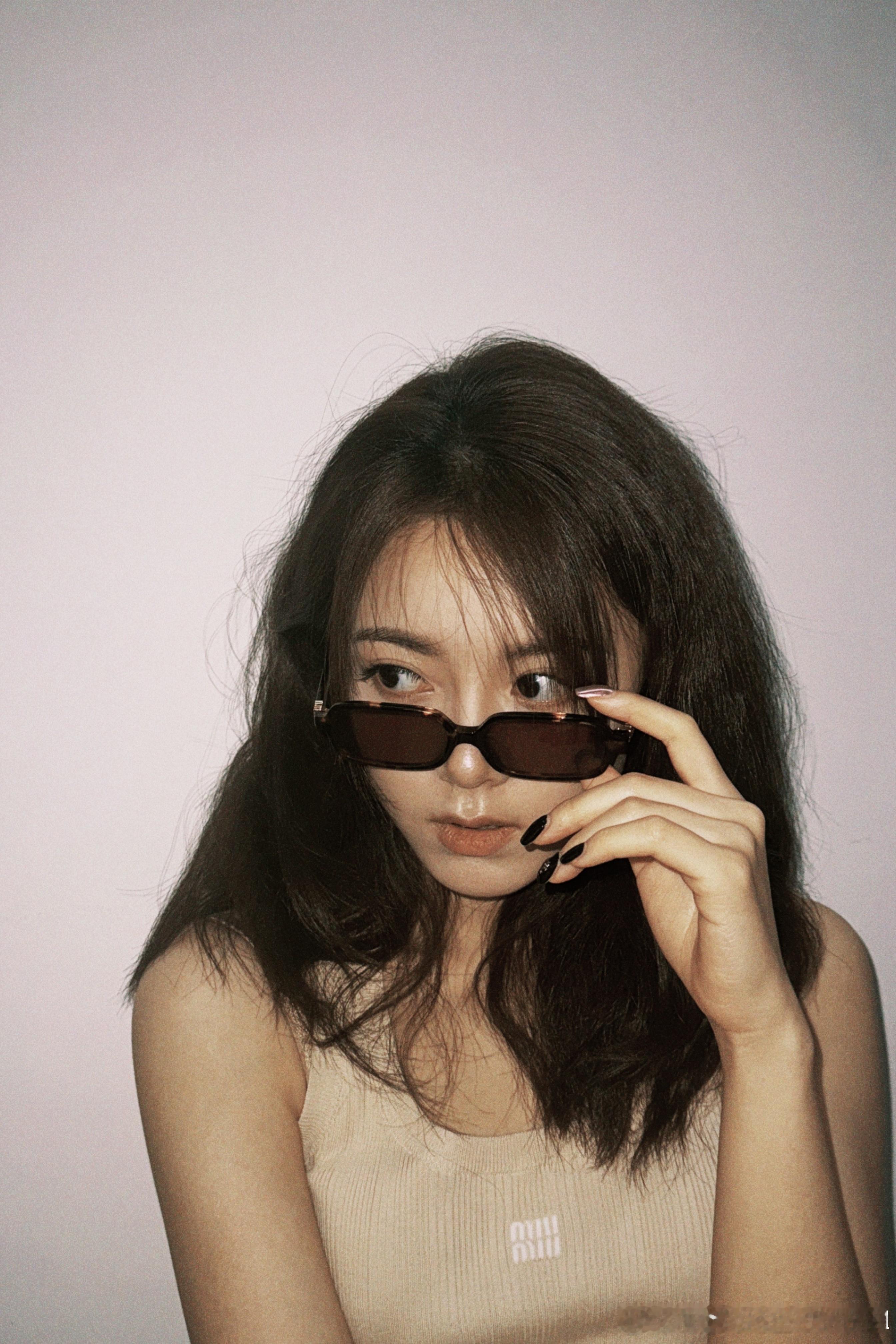 #赵今麦一日照##赵今麦别样戴墨镜法# 赵今麦凭借别样的墨镜戴法，在时尚界独树一