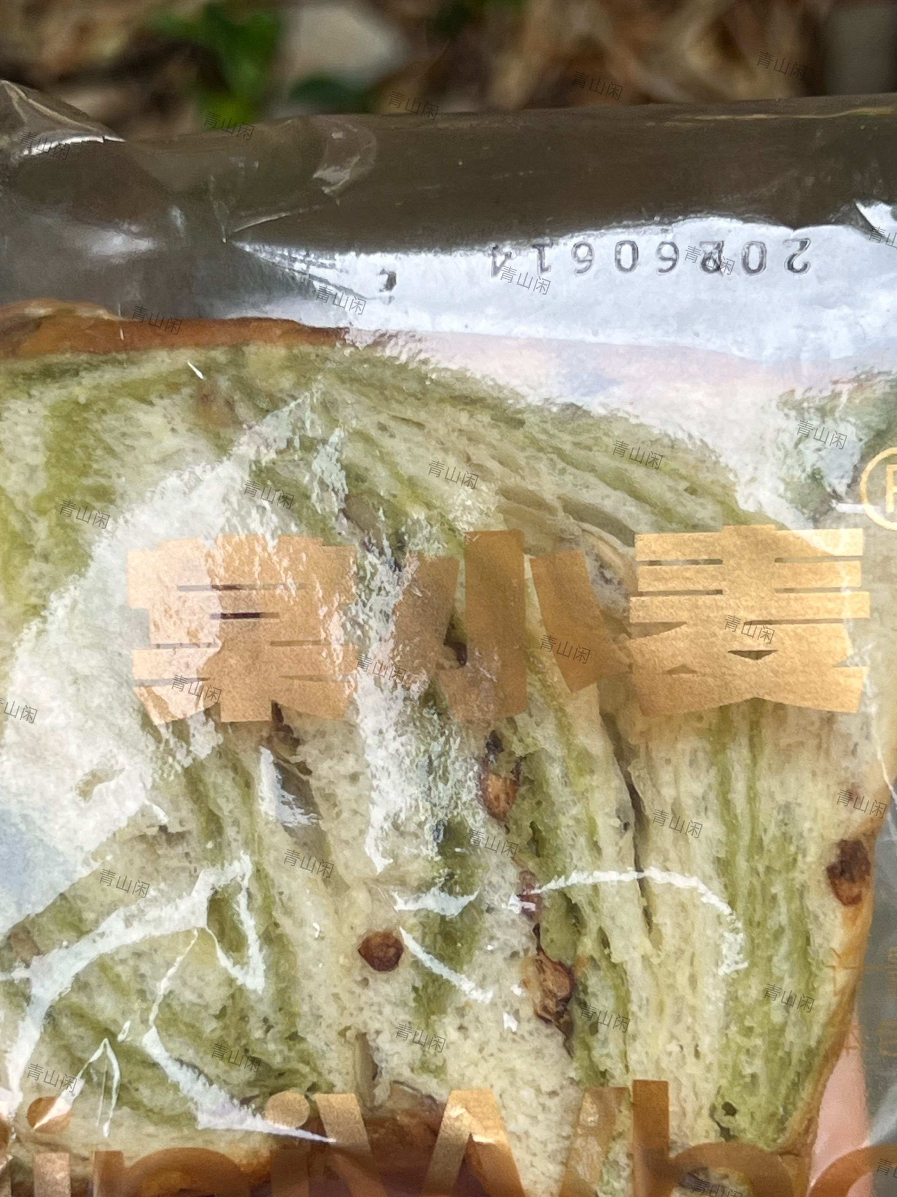 我们中国人爱给好吃的 单位隔壁有个勤劳的保安大叔 熟悉了他上班我有空就去吹牛 爱