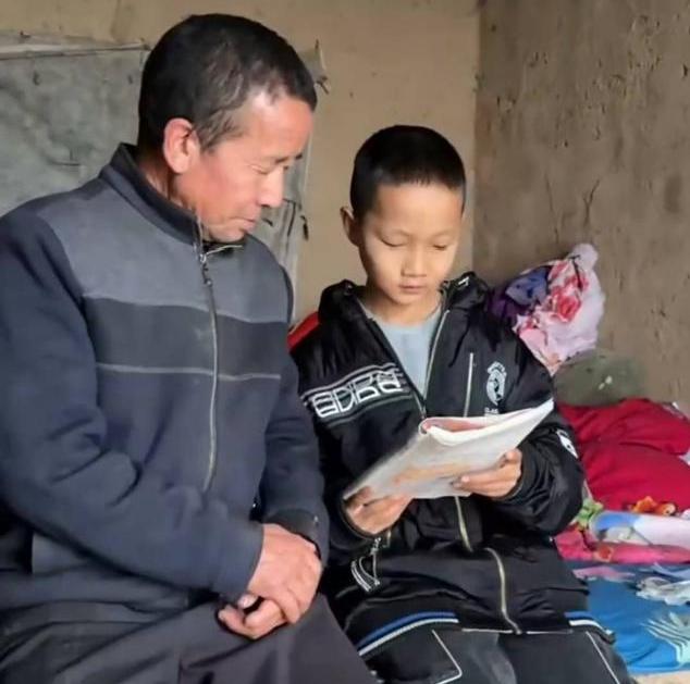 河南，一9岁男孩父亲去世，母亲改嫁，他和73岁的爷爷相依为命，为了防止爷爷也去世