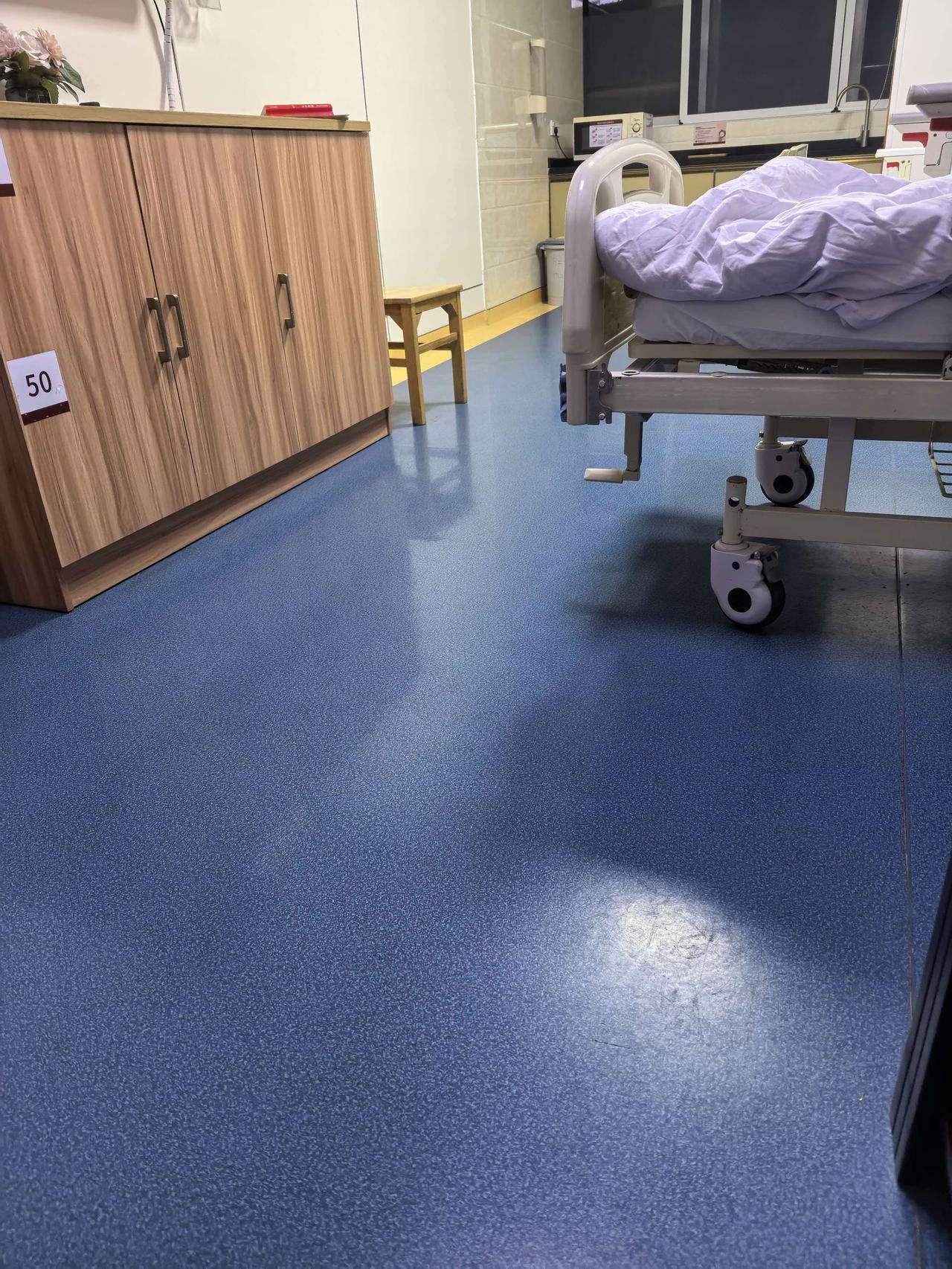 又要守夜了，为了老爸的健康。
时隔近4个月，老爸今晚又住院了:起因是血压低，脉搏