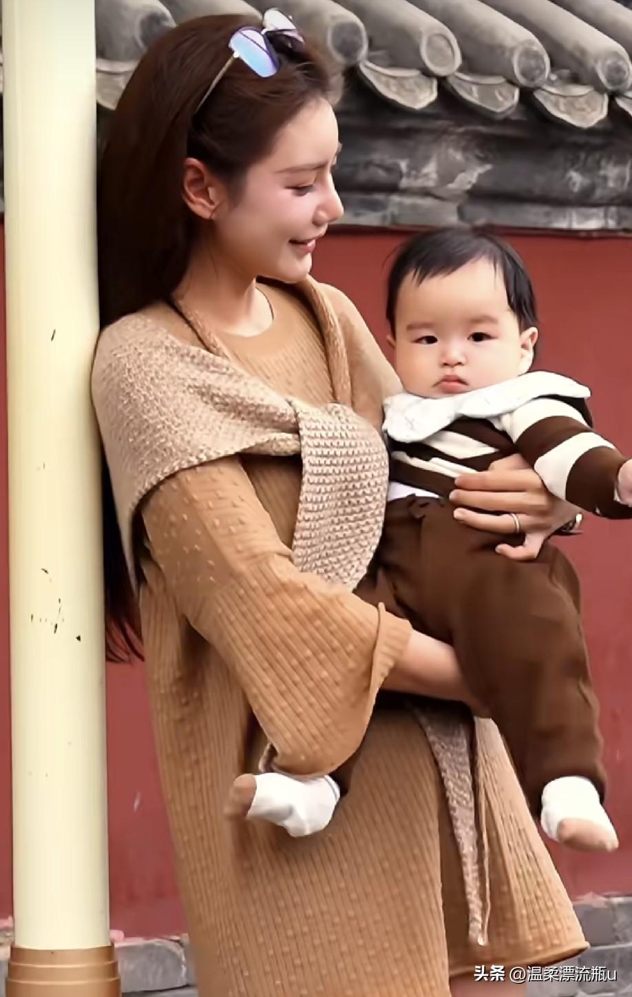 马筱梅带儿子打卡鼓楼，精致的妈，可爱的娃，马筱梅真是人生赢家！
你们发现了没有，