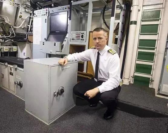 这个白色的铁柜，是英国“前卫”级战略核潜艇用来保存潜射洲际导弹发射指令密码的保险