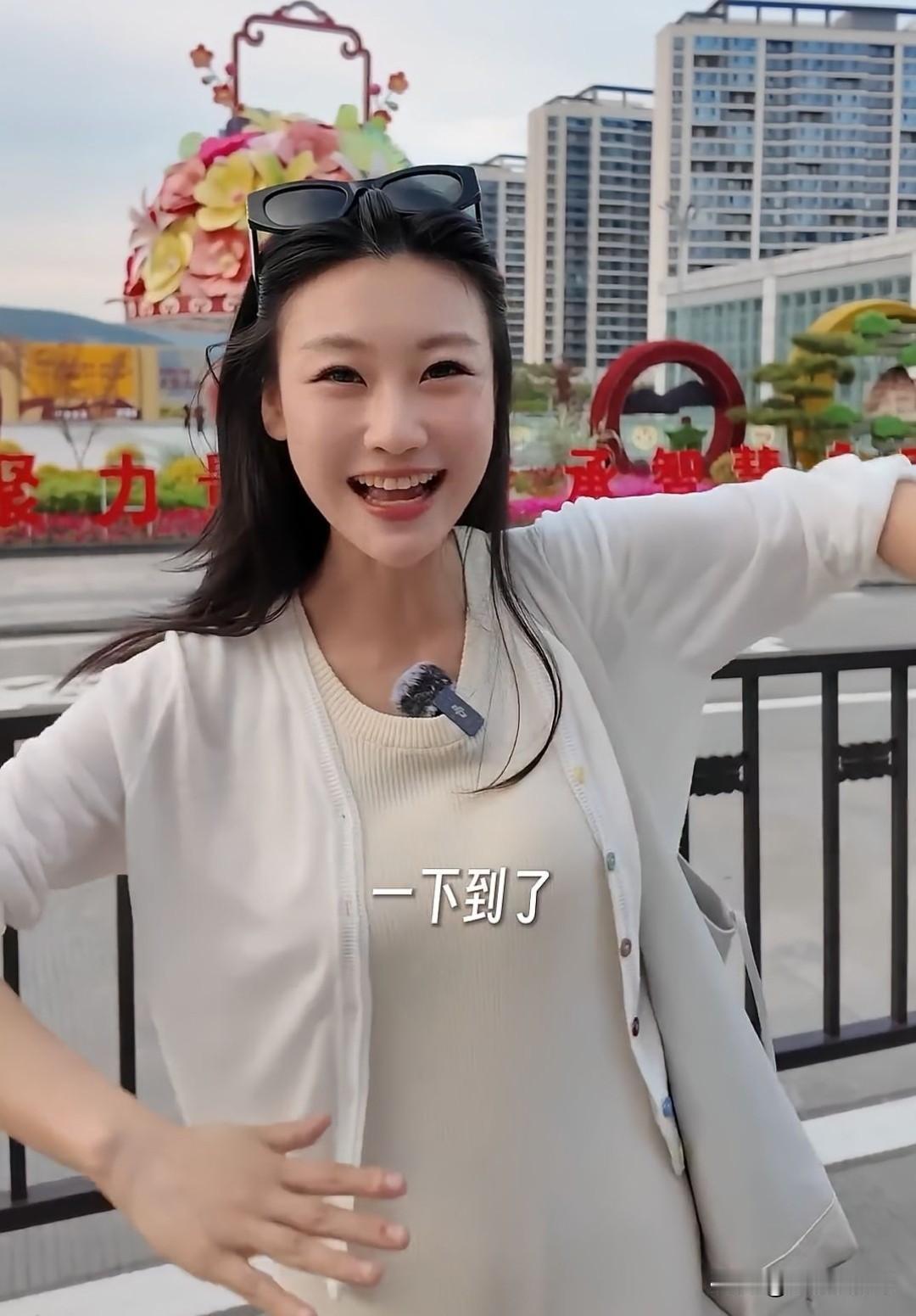 新西兰三妹抵达甘肃天水，线下与李易修首次碰面获对方直言颜值无敌。
 
三妹从新西