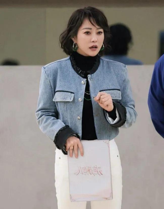 谁能想到这是郝蕾！新烫的微卷短发温柔又减龄，牛仔外套搭白裤清爽干练，绿耳饰点睛，