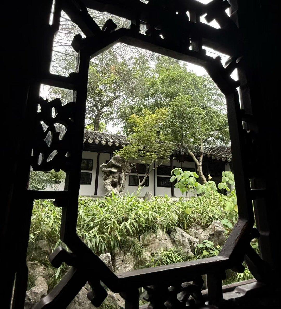 永远会被中式美学打动园子不大，却装得下远山近水。最妙的是那些“不完美”墙角的青苔