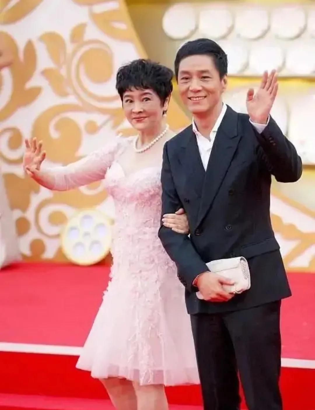 冯远征和妻子梁丹妮一起走红毯
真想不到，原来他们是一对呀
你还别说，挺般配的嘛
