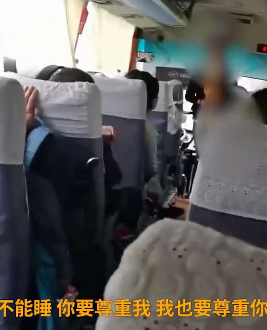 【：称要投诉遭导游怼“快去”，丽江文旅局正在调查】女子跟团旅游车上睡觉被叫停视频