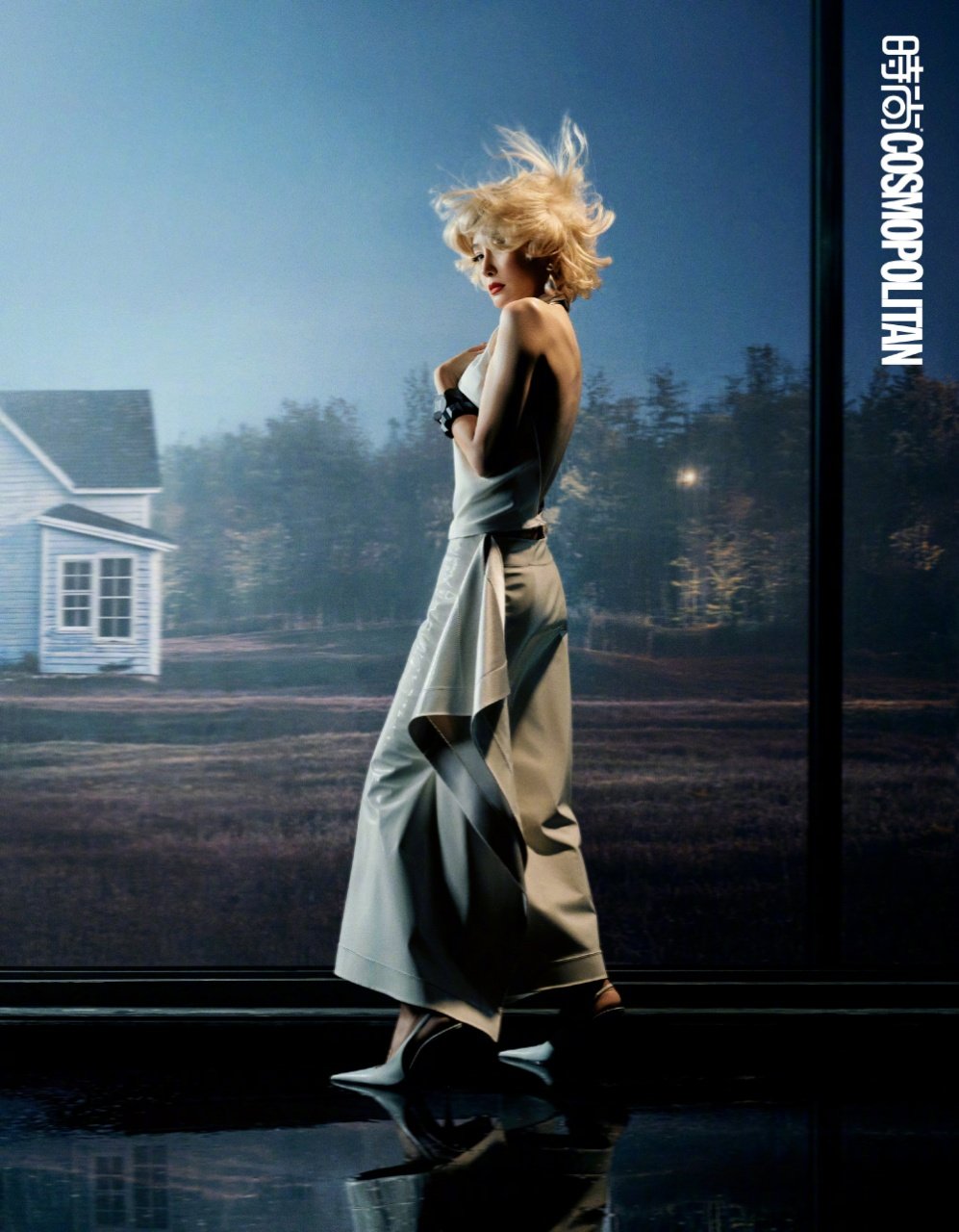 秦岚金发红唇秦岚风格大变谁被秦岚这组金发造型狠狠惊艳了！一改往日温柔知性，金发红