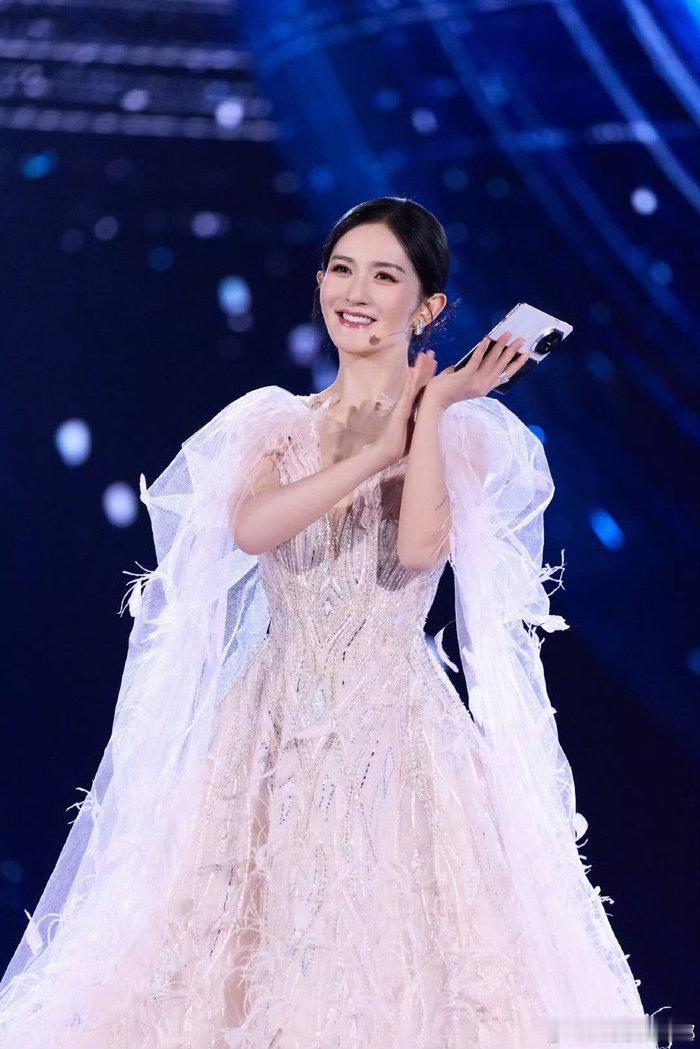 盘点谢娜主持过的神级舞台从中国电影120周年活力之夜、鸿蒙星光盛典、2025央视