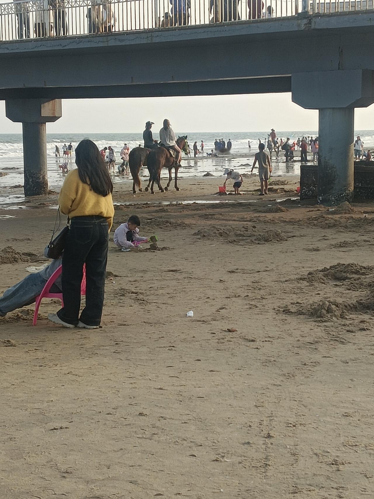 问心无愧，何惧闲话？
 
□ 周兴华

不必把每一句碎语
都捡起来，压在心底
风