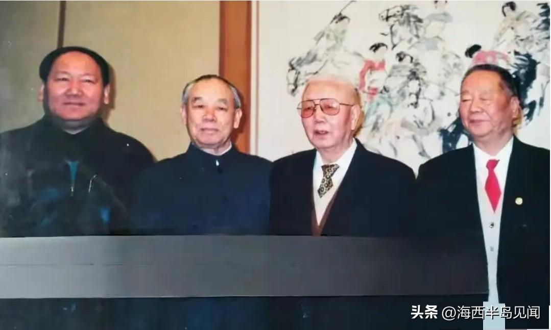 这是四位老将军晚年一张十分珍贵的合影。右起：张延发、刘华清、汪东兴，他们三位均为