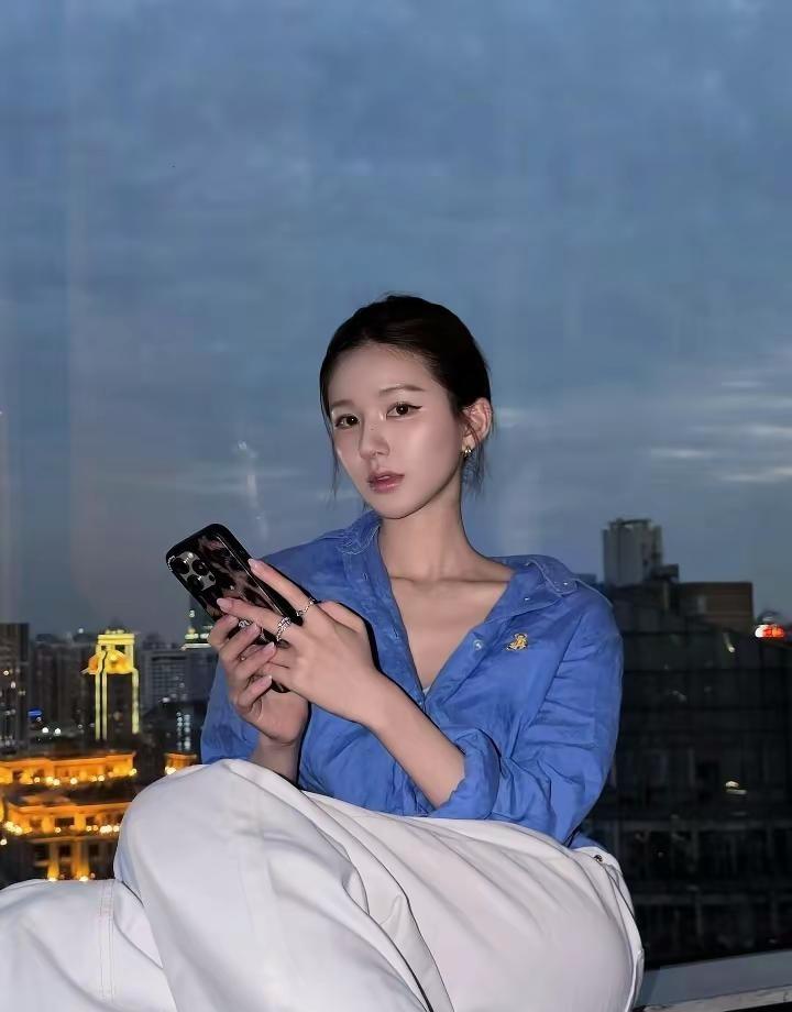 看我不爽？那就看着我爽到目前为止25个代言衣食住行全覆盖两天官宣两个品牌代言赵露