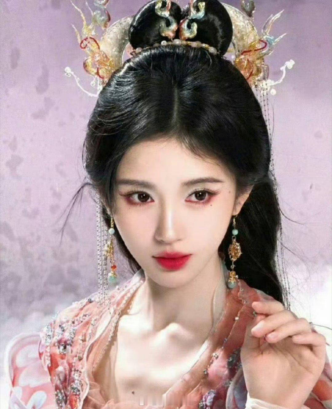 网传，陈飞宇跟鞠婧祎主演的《万花世界》将会在六一儿童节的时候正式开机，这两位的首