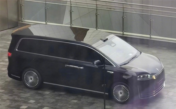 还算可以吧？鸿蒙智行首款MPV智界V9实车曝光