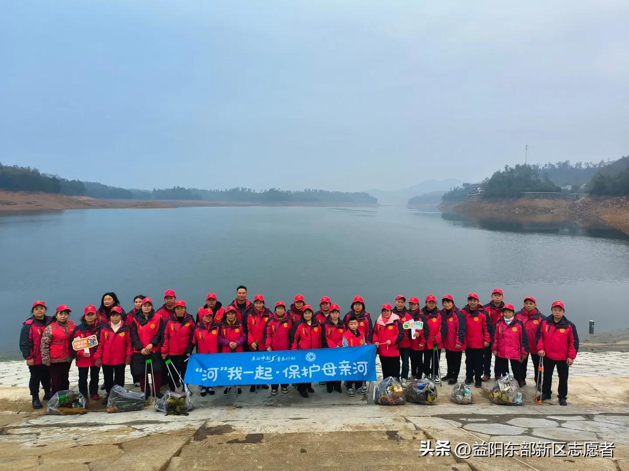 雷锋精神永传承 净滩护湖我先行

        3月8日早上，益阳市东部新区志