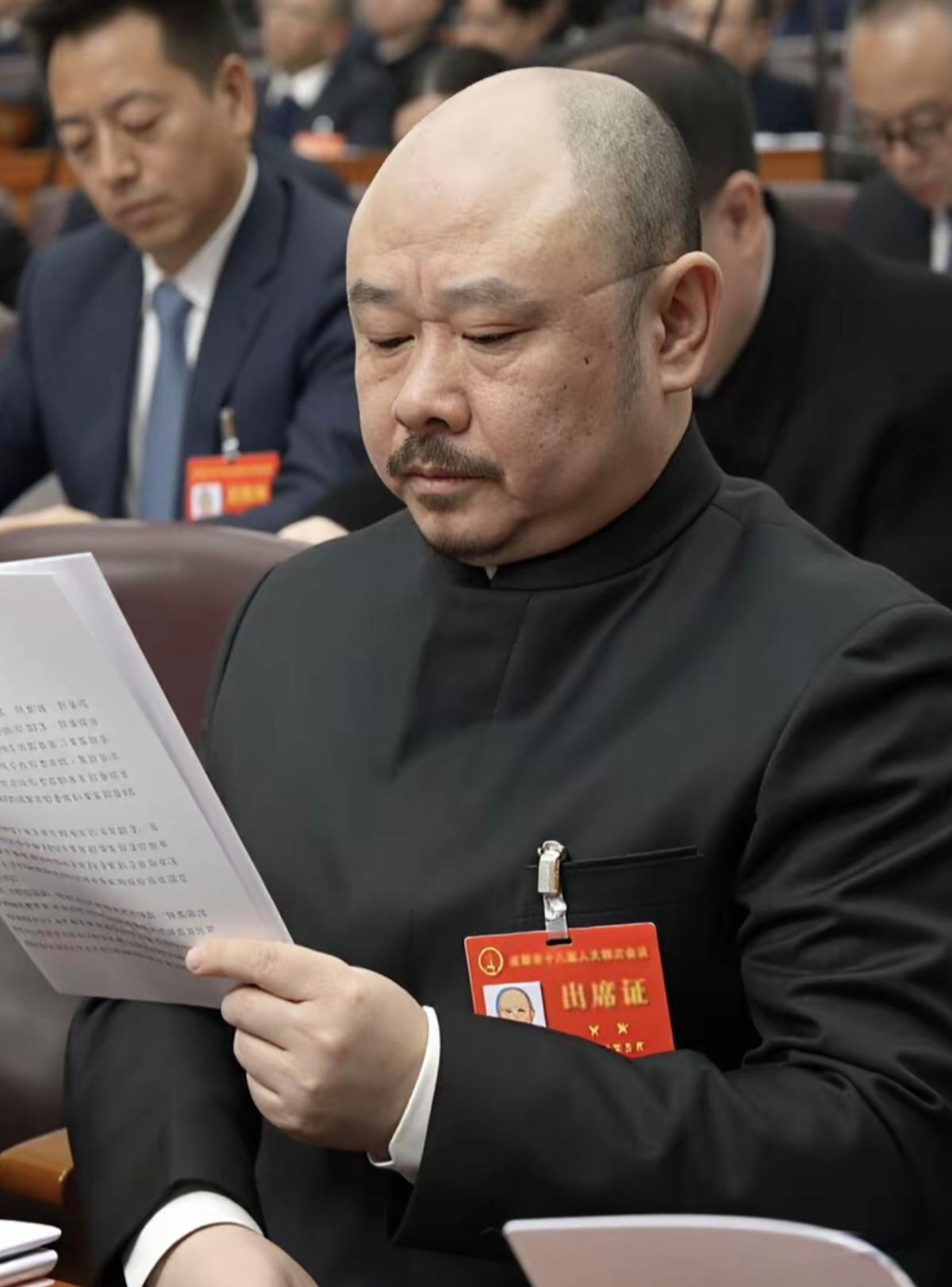 刀郎老师以人大代表身份现身成都人大会议现场。2026年1月28日上午，成都市人大