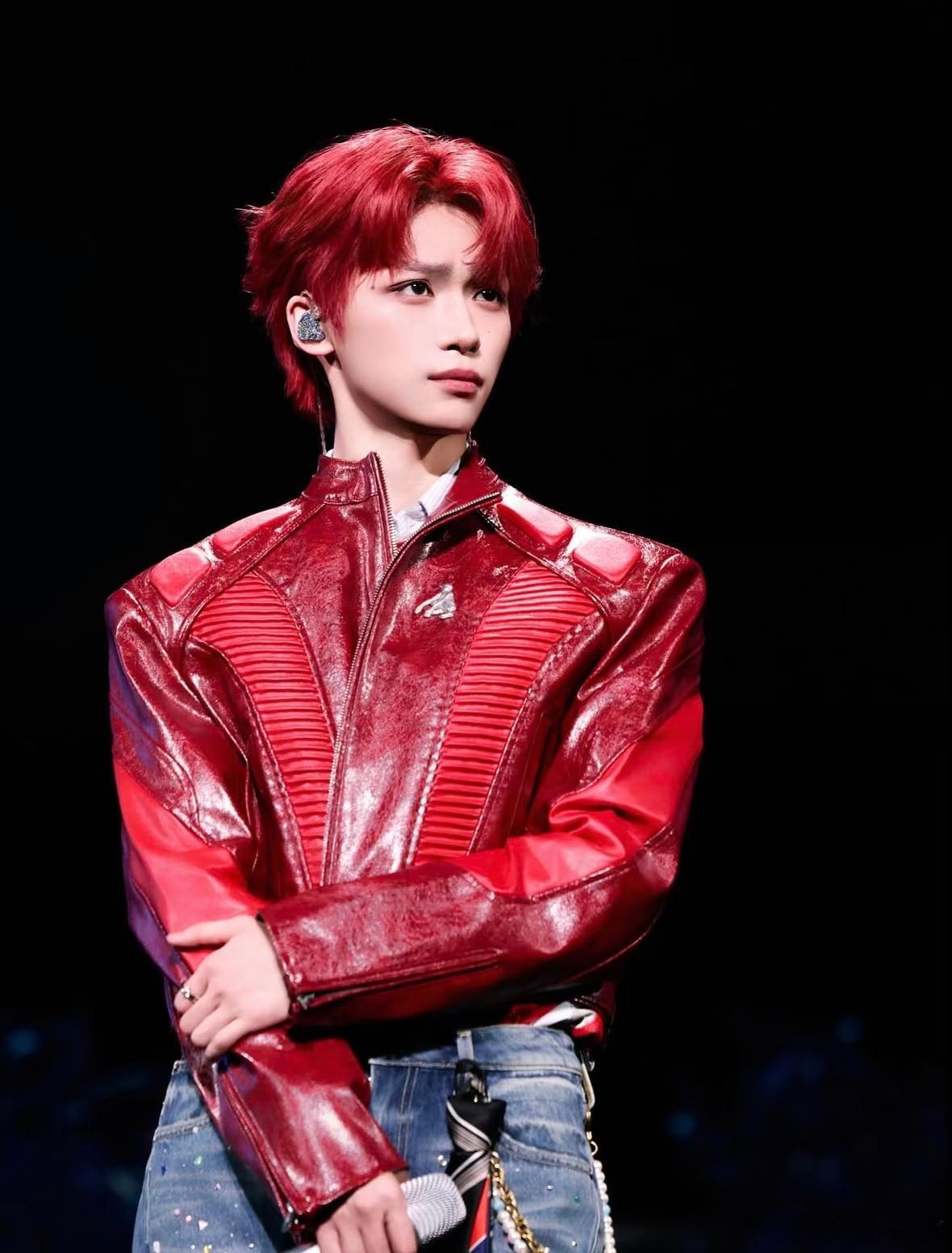 梓渝向全世界安利我担 瑞鹤ig更新，这个皮衣帅成啥样了！！可是郑朋打开微博一看，