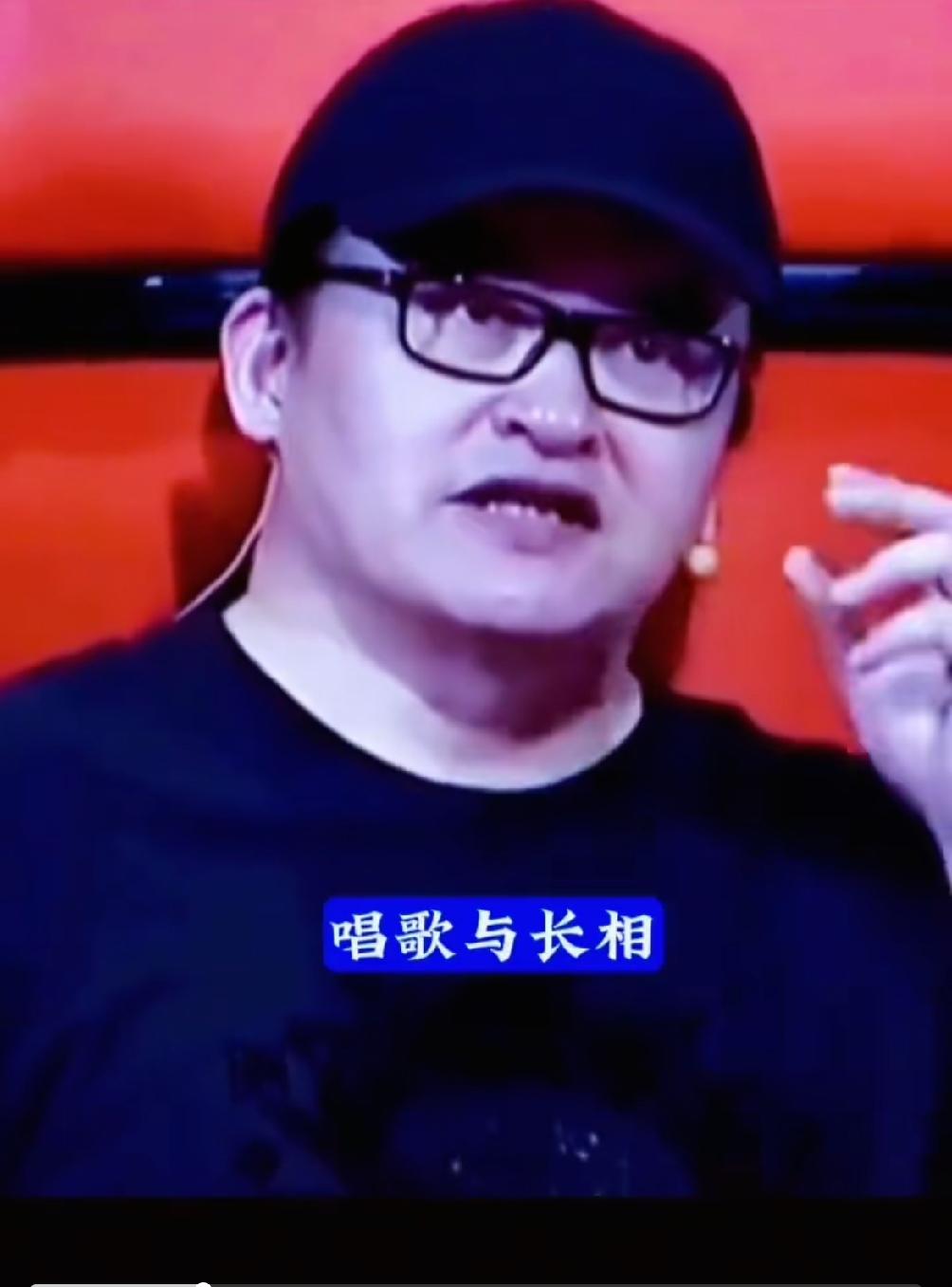 当年《中国好声音》的参赛现场，有一位参赛女孩因为觉得自己长得不好看，戴了个面罩。