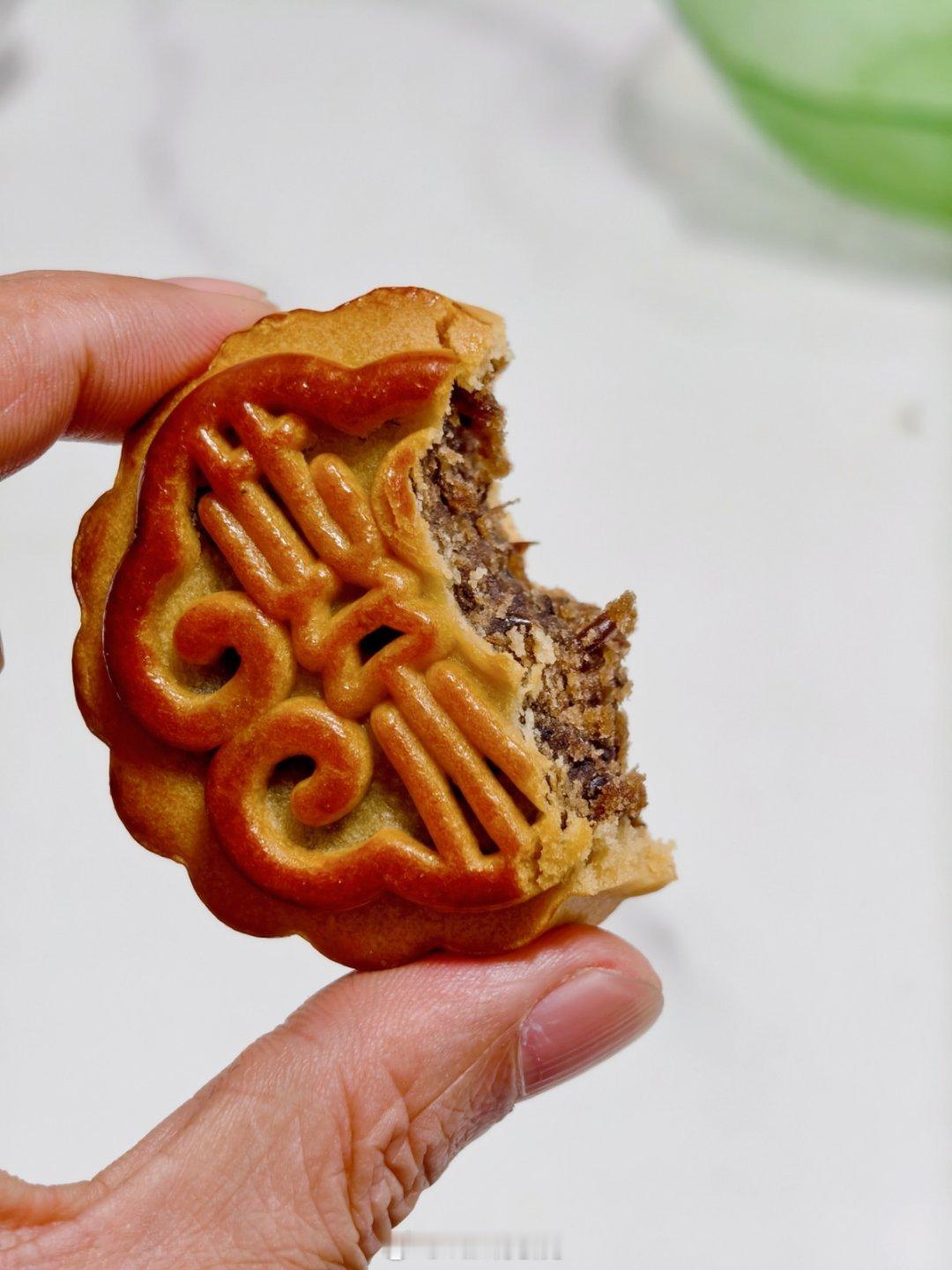 你们都吃月饼了吗？反正我刚吃了块陈皮豆沙馅的，还不错[嘻嘻]圆圆圆圆中秋圆圆圆圆