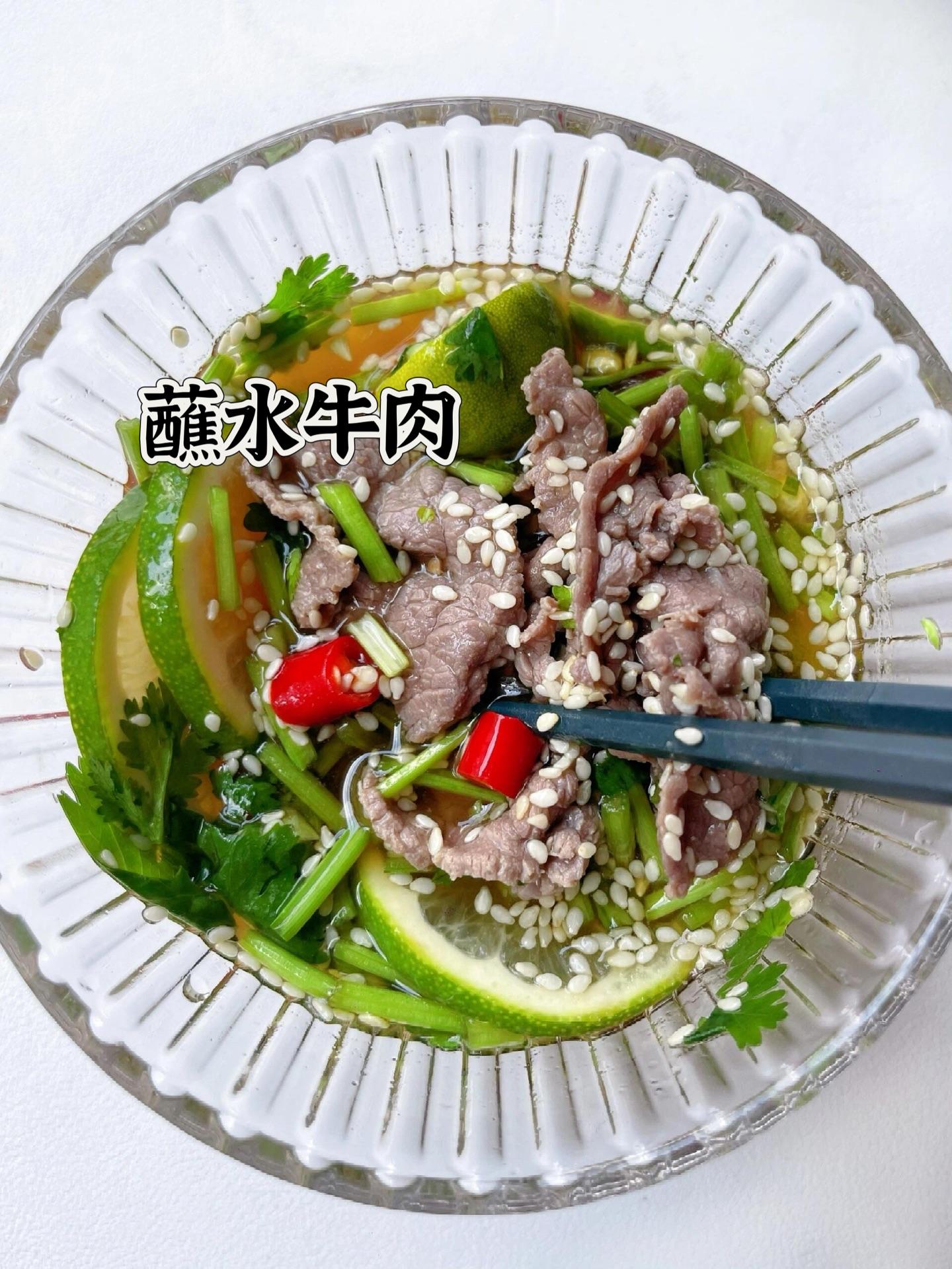 非常好吃的蘸水牛肉。这道菜真的很适合炎热的夏天，牛肉嫩滑，蘸上清新的柠...