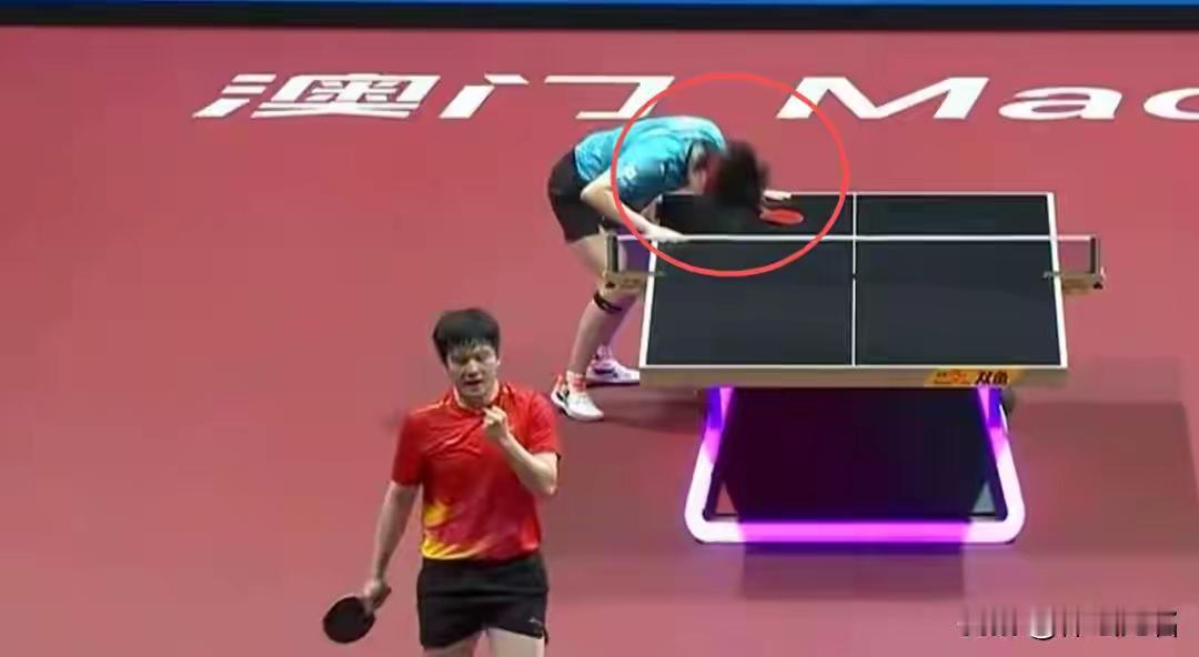 王楚钦尽力了，还是输了，气极了绝望了想不通用头撞击樊振东球台。
    樊振东球