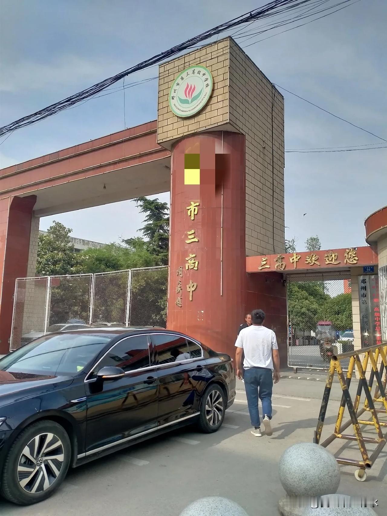 今天又碰到了一个宣称大学文凭无用的中年女人。
我问她：“咱们村子里的孩子也不少，