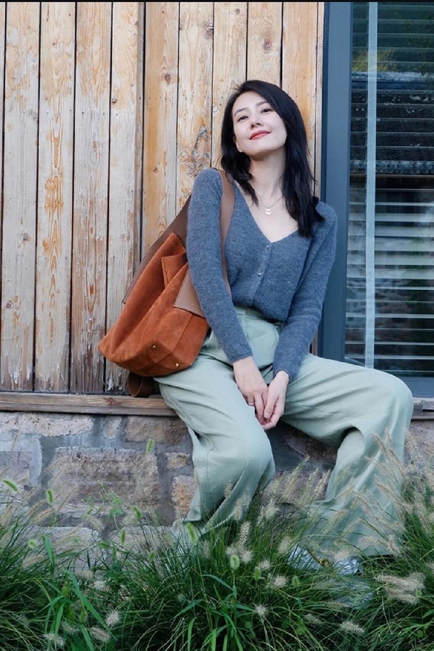 高圆圆气的质不一般！

深灰色针织衫衬得人肤色白皙+浅蓝色色长裤，时髦又高级！