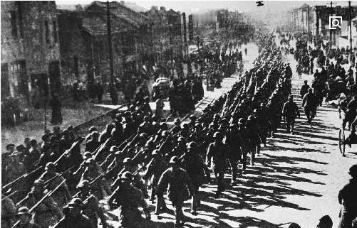 野史：河南，一男子开采石头，不料，在一块石头中，竟然发现了一个生了锈的小铁盒。费