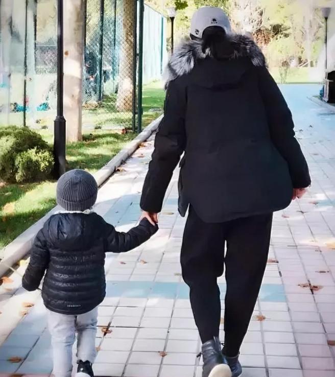 上海，女子沈某婚后全职带娃，仅靠丈夫3000元月薪维持生活。可她父亲和后妈竟要求