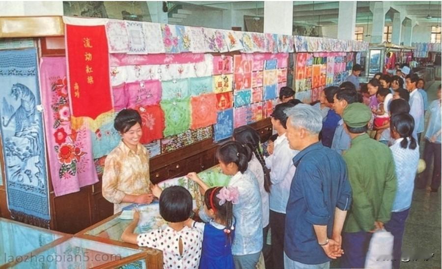 七八十年代很多服务行业人员的态度恶劣。
图片是1984年河南南阳一个国营商场，服